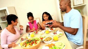 family-eating-healthy-low-fat-lunch